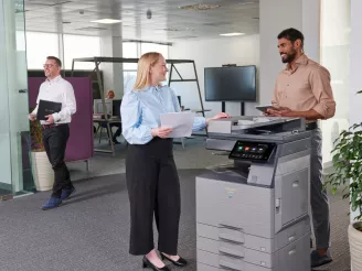 Two people talking and scanning using the CR5